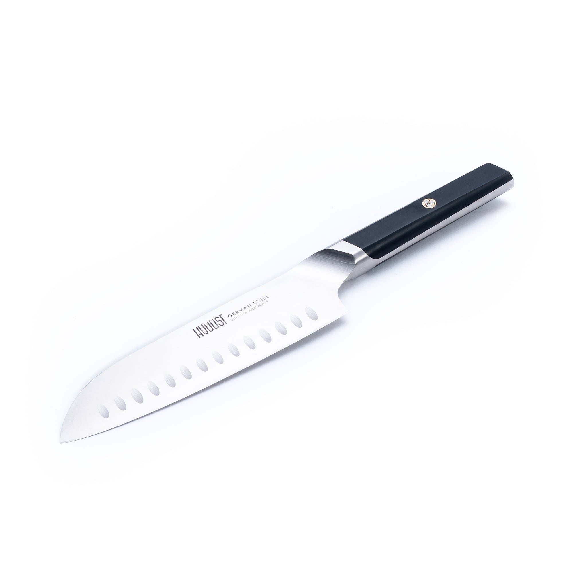 Santoku nůž z německé oceli, inspirovaný japonským stylem. Skvělý pro maso, zeleninu i ryby.