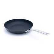 Litinová pánev o průměru 28 cm z tenkostěnné litiny. Barva: matná černá. Ideální na smažení, pečení i servírování.
