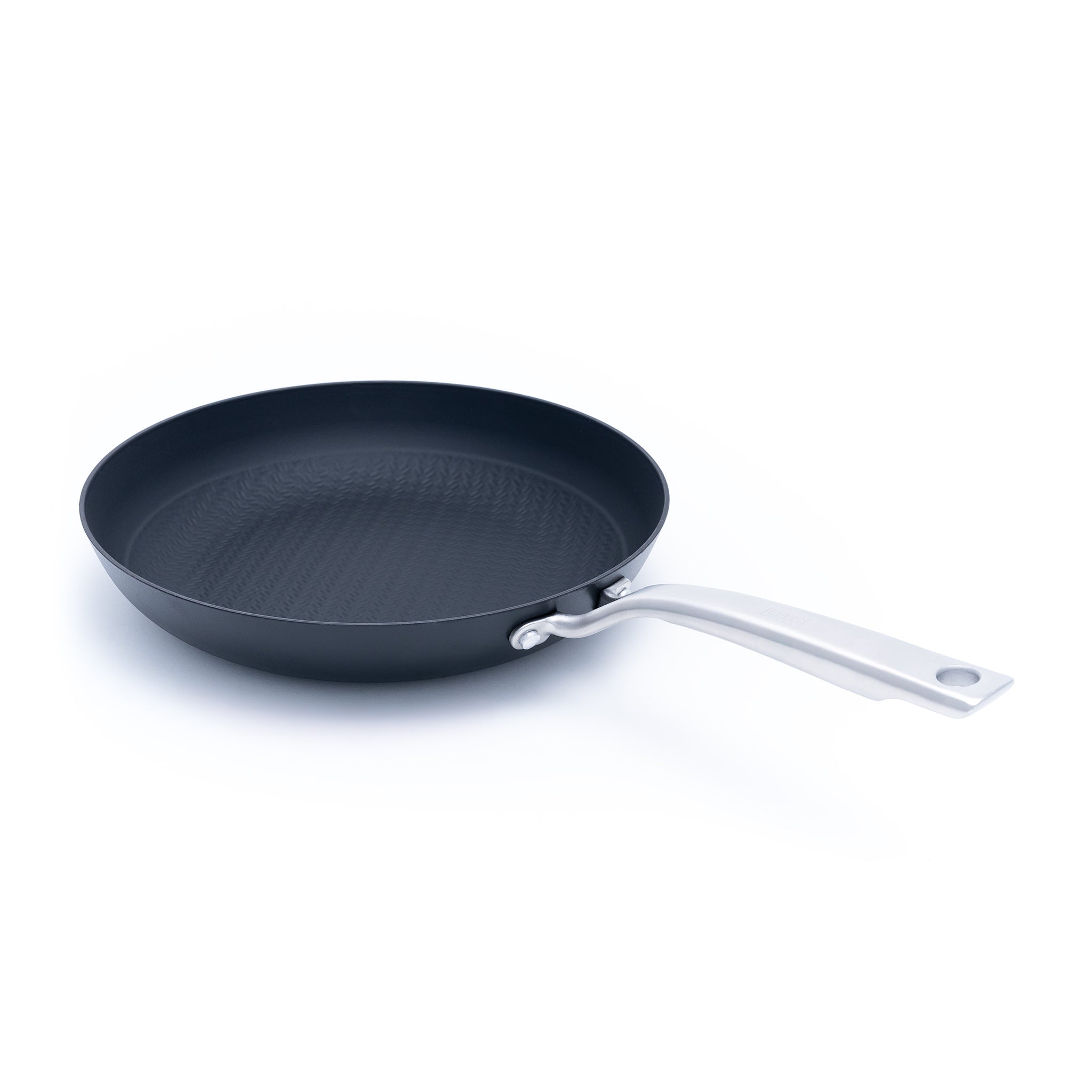Litinová pánev o průměru 28 cm z tenkostěnné litiny. Barva: matná černá. Ideální na smažení, pečení i servírování.

