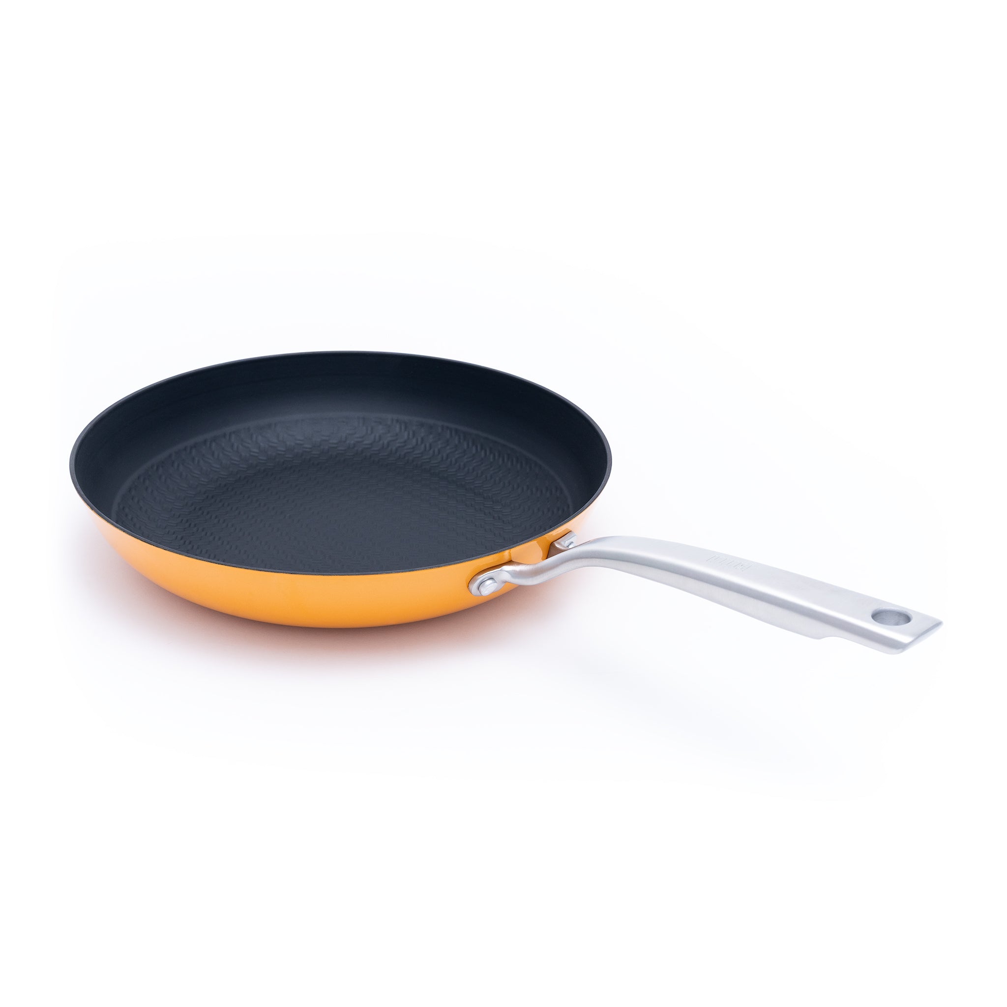 Litinová pánev o průměru 28 cm z tenkostěnné litiny. Barva: oranžová. Ideální na smažení, pečení i servírování.
