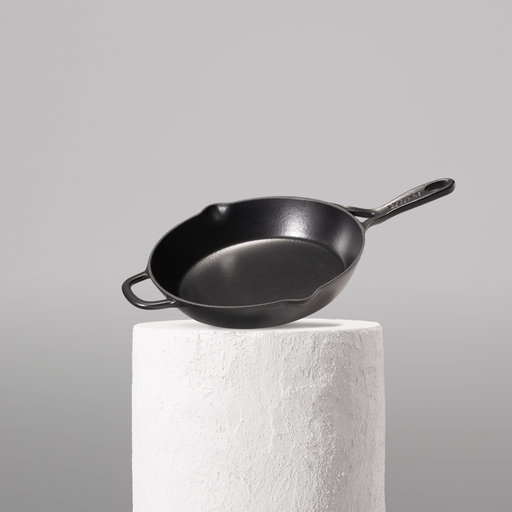 Smaltovana-litinova-panev-26cm-na-indukcni-varnou-desku-cerna.png