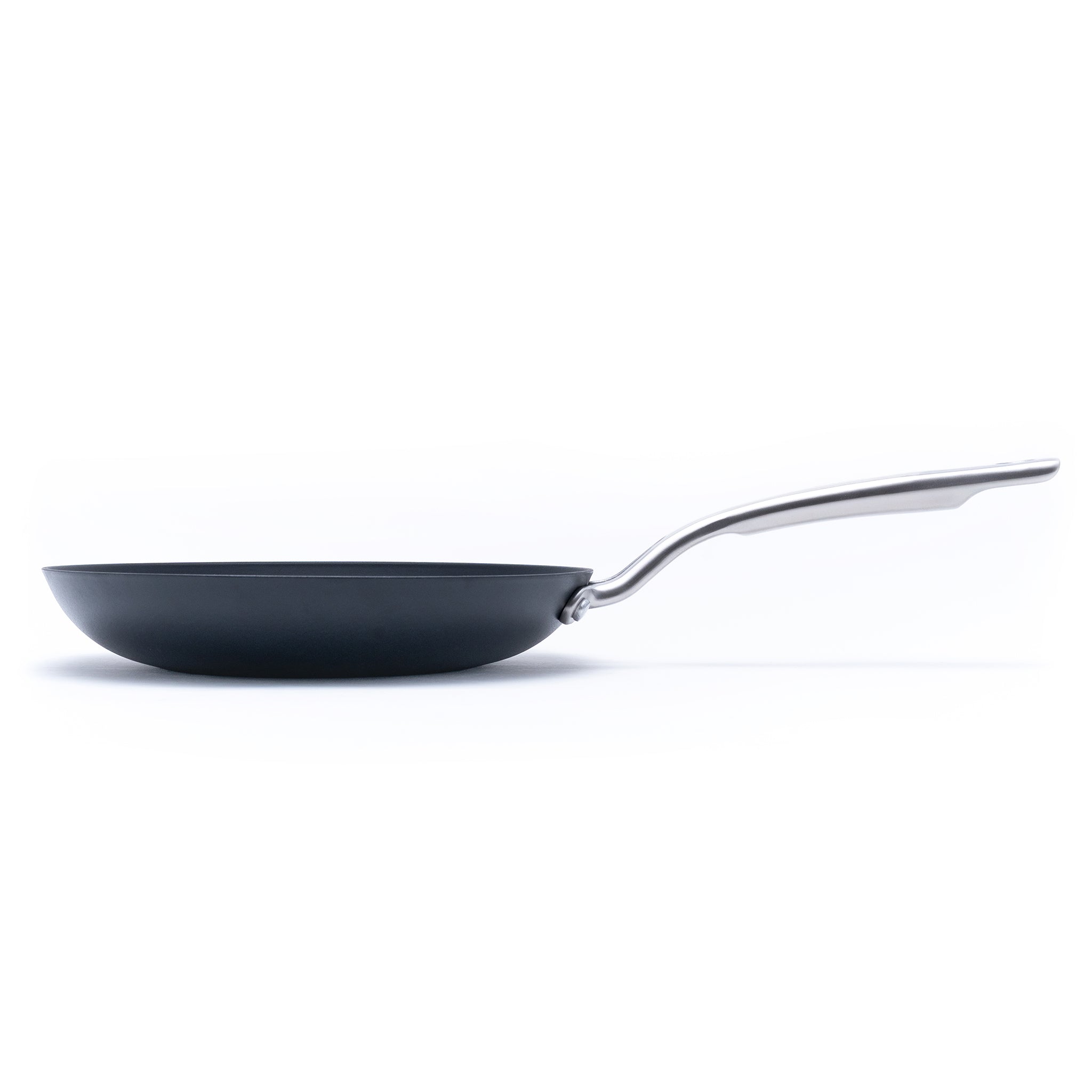 Litinová pánev o průměru 22 cm z tenkostěnné litiny. Barva: matná černá. Ideální na smažení, pečení i servírování.