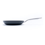 Litinová pánev o průměru 24 cm z tenkostěnné litiny. Barva: matná černá. Ideální na smažení, pečení i servírování.
