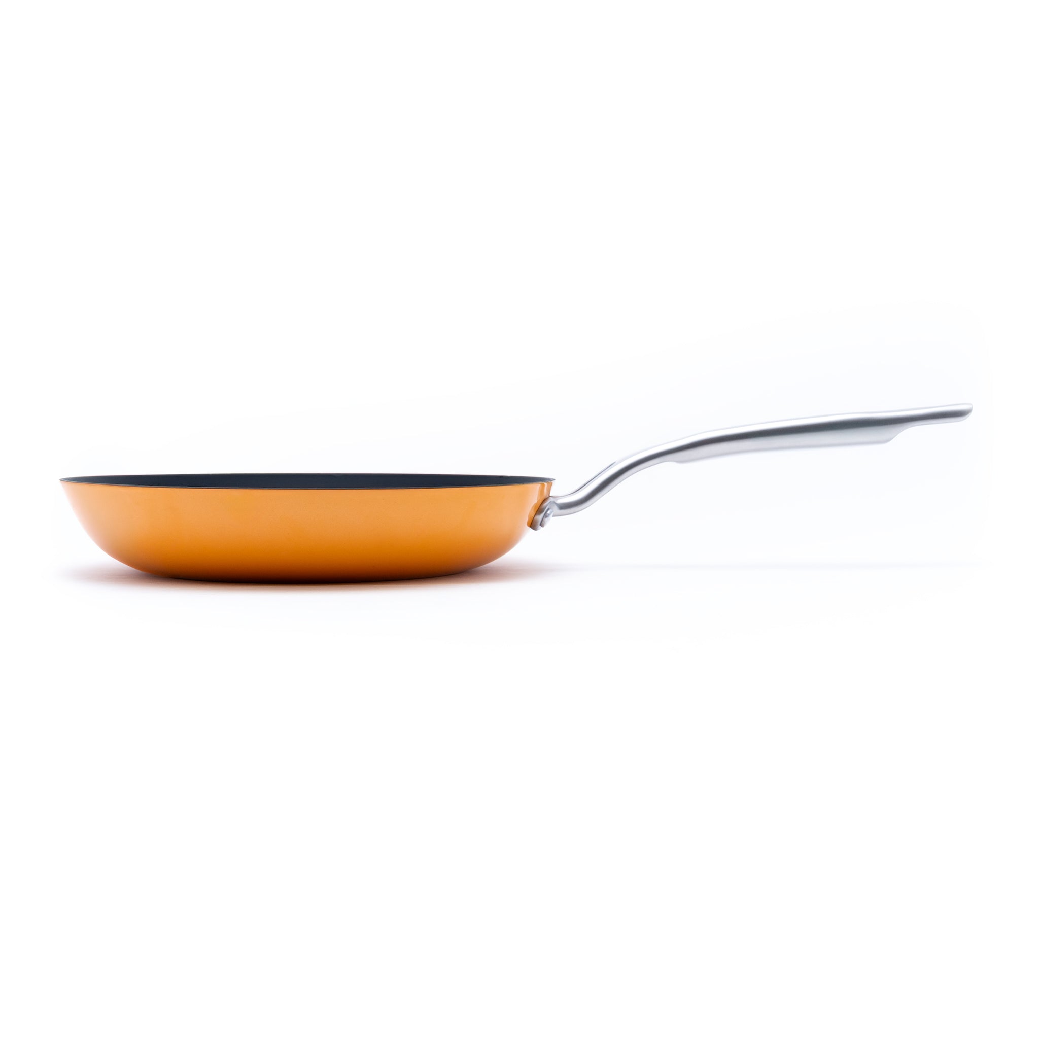 Litinová pánev o průměru 24 cm z tenkostěnné litiny. Barva: oranžová. Ideální na smažení, pečení i servírování.