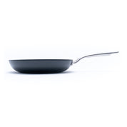 Litinová pánev o průměru 28 cm z tenkostěnné litiny. Barva: matná černá. Ideální na smažení, pečení i servírování.
