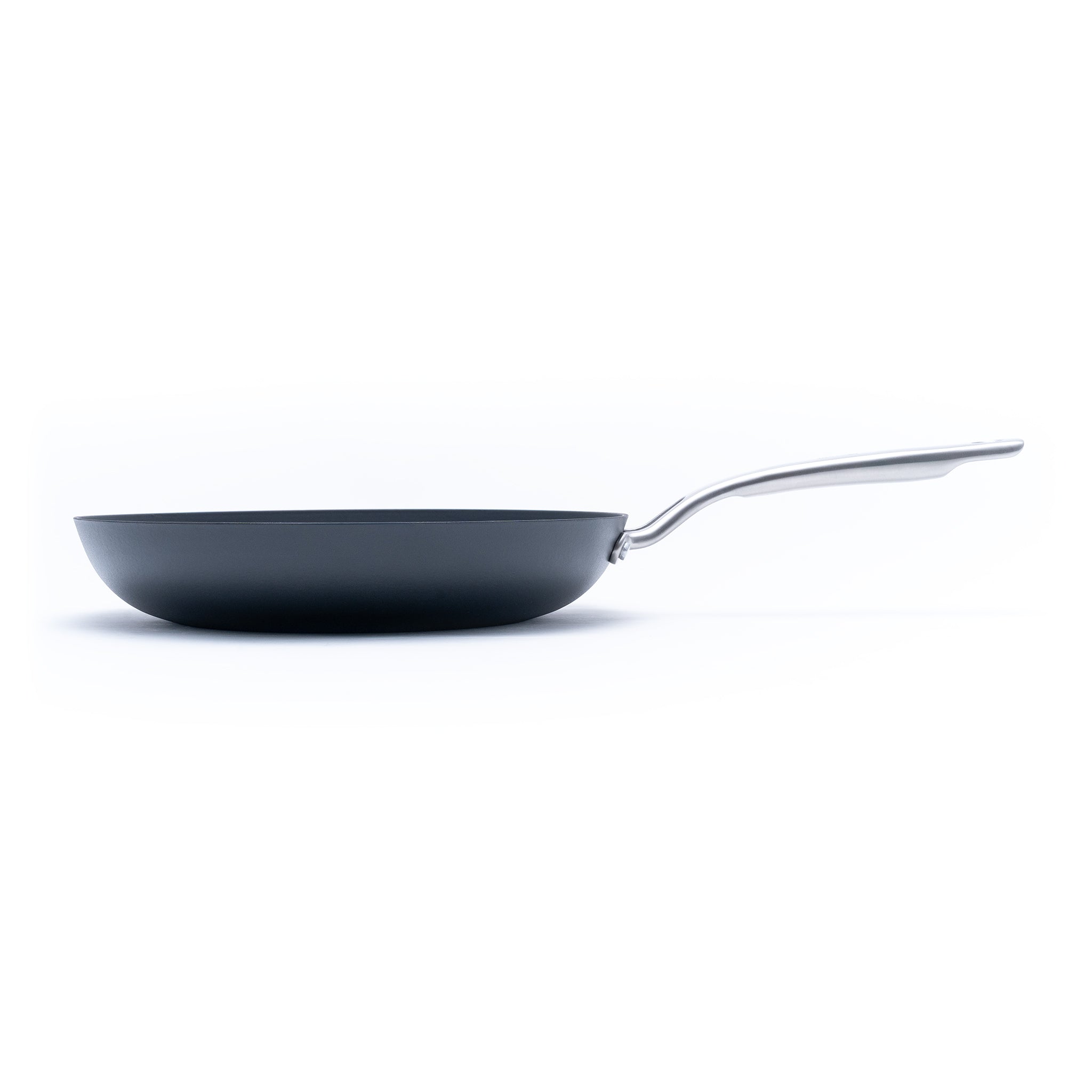Litinová pánev o průměru 28 cm z tenkostěnné litiny. Barva: matná černá. Ideální na smažení, pečení i servírování.
