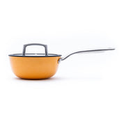 Litinový rendlík o průměru 18 cm z tenkostěnné litiny. Barva: oranžová. Praktický na přípravu menších pokrmů a omáček.