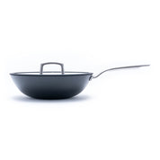 Litinový wok o průměru 30 cm, vyrobený z tenkostěnné litiny. Barva: matná černá. Vhodný pro zdravé asijské vaření a smažení.
