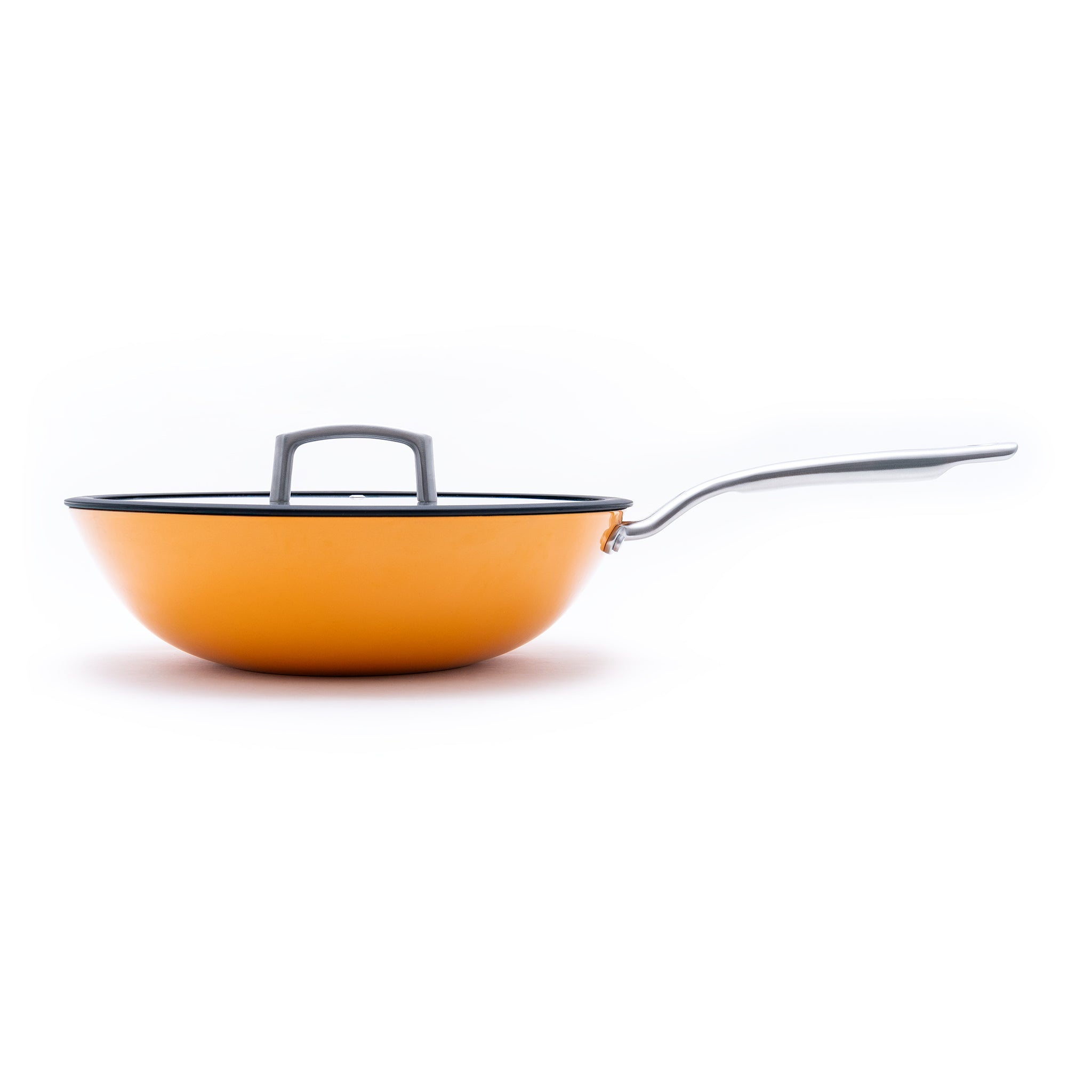 Litinový wok o průměru 30 cm, vyrobený z tenkostěnné litiny. Barva: oranžová. Vhodný pro zdravé asijské vaření a smažení.
