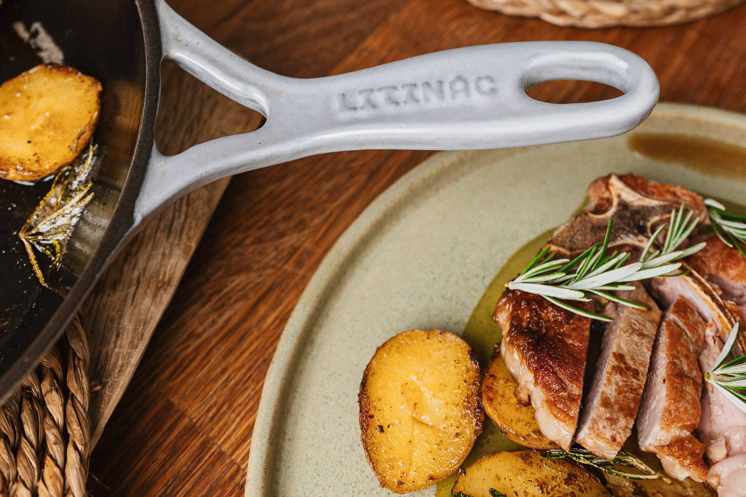Litinac™ – litinová pánev ideální pro přípravu vepřového steaku. Rovnoměrně rozkládá teplo, udrží šťavnatost masa a zajistí dokonalé opečení.