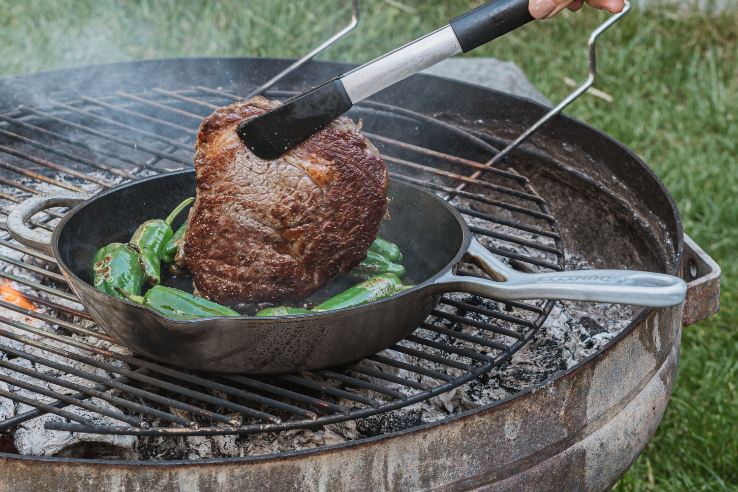 steak-na-grilu-litinova-panev.png